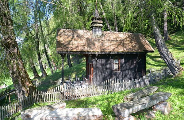 Chapelle des Agettes dans la for&ecirc;t en &eacute;t&eacute;